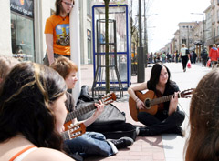 Gatvėse grojo šimtai muzikantų Gatvėse grojo šimtai muzikantų