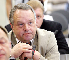 Iš skęstančio laivo — į areštinę ar į Seimą Iš skęstančio laivo — į areštinę ar į Seimą