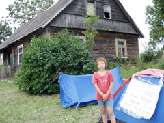 Vaikai dėl namų protestuoja palapinėse Vaikai dėl namų protestuoja palapinėse