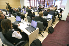 Valdininkai praskleidė pinigines Valdininkai praskleidė pinigines