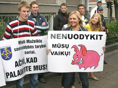 Bendruomenė gina savo šeimas nuo kiaulių Bendruomenė gina savo šeimas nuo kiaulių