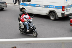 Mopedų vairuotojams šalmai nerūpi Mopedų vairuotojams šalmai nerūpi