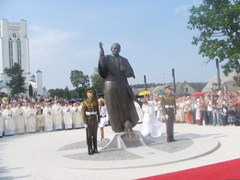 Šiluvoje atidengtas paminklas Popiežiui Jonui Pauliui II Šiluvoje atidengtas paminklas Popiežiui Jonui Pauliui II