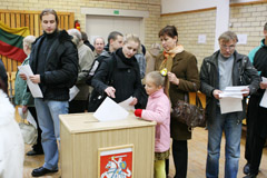 Seimo rinkėjus aktyvino referendumas Seimo rinkėjus aktyvino referendumas