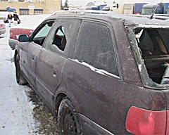 Vairuotojas sustojo tik po smūgio į medį Vairuotojas sustojo tik po smūgio į medį