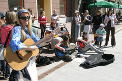 Gatvės muzikantai ieškojo ne uždarbio, o geros nuotaikos Gatvės muzikantai ieškojo ne uždarbio, o geros nuotaikos