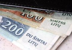 Pinigai automobiliams ir Šventajam Raštui Pinigai automobiliams ir Šventajam Raštui