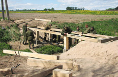 Tiltą per upelį pastatė kareiviai Tiltą per upelį pastatė kareiviai