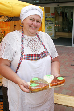 Krizę įveikia išmone ir tradicijomis Krizę įveikia išmone ir tradicijomis