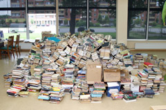 Bibliotekose knygos dar ant grindų Bibliotekose knygos dar ant grindų