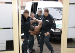 Pusnuogį kaltinamąjį į teismą atnešė pareigūnai Pusnuogį kaltinamąjį į teismą atnešė pareigūnai