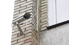 Daugiabučio aplinką stebi vaizdo kamera Daugiabučio aplinką stebi vaizdo kamera