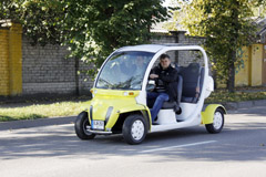 Elektromobilis nardo Šiaulių gatvėmis Elektromobilis nardo Šiaulių gatvėmis