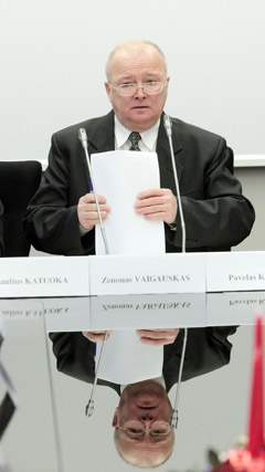 Prasižengę politikai lošia toliau Prasižengę politikai lošia toliau