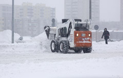 Bandoma atkasti sniege įklimpusį miestą Bandoma atkasti sniege įklimpusį miestą