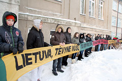 Kudirkiečiai tautiniu kaspinu apjuosė savo mokyklą Kudirkiečiai tautiniu kaspinu apjuosė savo mokyklą