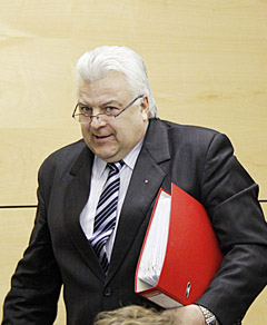 Mero sliekai pralindo ir pro įstatymus Mero sliekai pralindo ir pro įstatymus