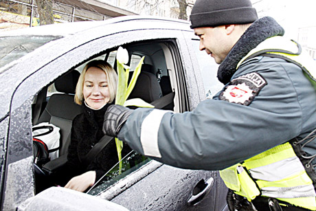 Vairuotojoms – pareigūnų sveikinimai Vairuotojoms – pareigūnų sveikinimai