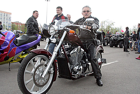 Motociklas tinka ir asfaltui, ir bekelei Motociklas tinka ir asfaltui, ir bekelei