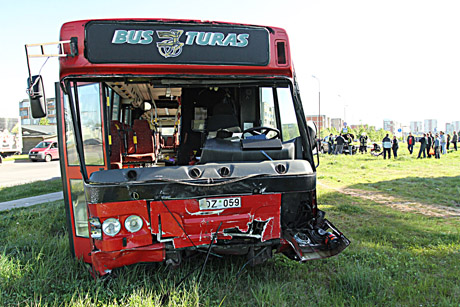 Susidūrė visureigis ir autobusas Susidūrė visureigis ir autobusas
