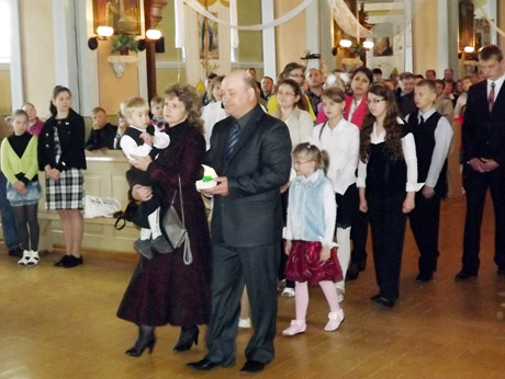 Nusilenkta darniai šeimai Nusilenkta darniai šeimai