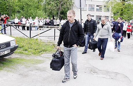 Nuteistus medikus kolegos palydėjo protestuodami Nuteistus medikus kolegos palydėjo protestuodami