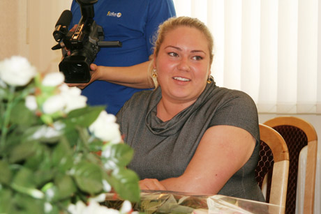 Treneriui sportininkė padovanojo medalį Treneriui sportininkė padovanojo medalį