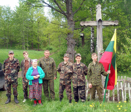 Jaunieji Kražių šauliai lankė partizanų paminklus Jaunieji Kražių šauliai lankė partizanų paminklus