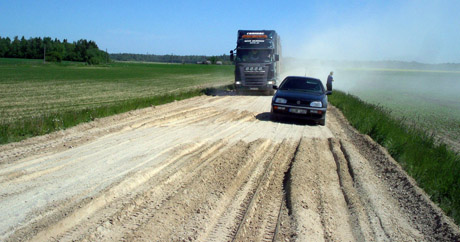 Kelią gadina žvyrą vežantys kelininkai Kelią gadina žvyrą vežantys kelininkai