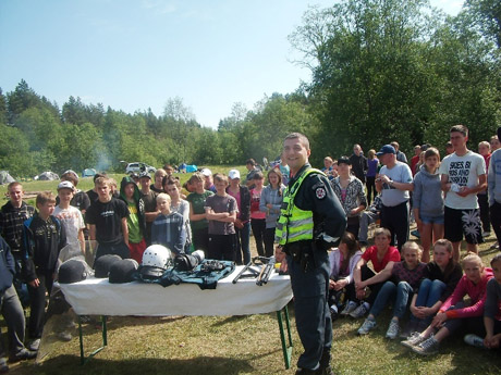 Jaunieji policijos rėmėjai susibūrė Kurtuvėnuose Jaunieji policijos rėmėjai susibūrė Kurtuvėnuose