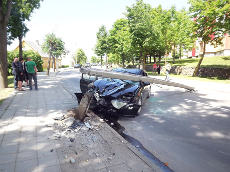 Automobilis nulaužė elektros stulpą Automobilis nulaužė elektros stulpą