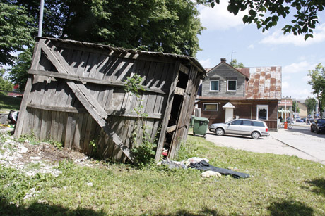 Apleista pašiūrė bus nugriauta