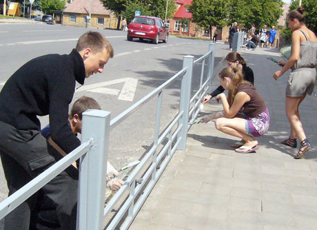 Joniškio jaunimas gražina miestą Joniškio jaunimas gražina miestą