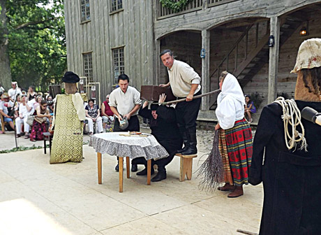 Klojimų teatrai suvažiavo į Kurtuvėnus Klojimų teatrai suvažiavo į Kurtuvėnus