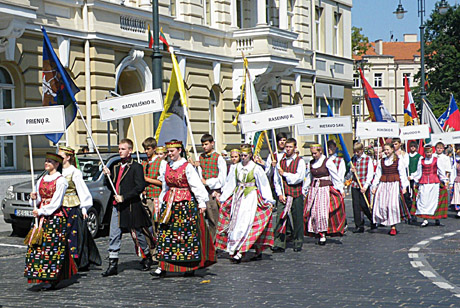 Į dainų šventės šurmulį įsiliejo ir radviliškiečiai Į dainų šventės šurmulį įsiliejo ir radviliškiečiai
