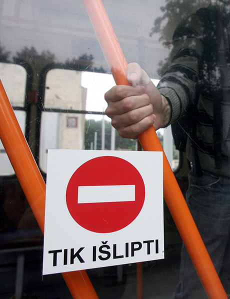 Politikai veržiasi į rinkėjų namus Politikai veržiasi į rinkėjų namus