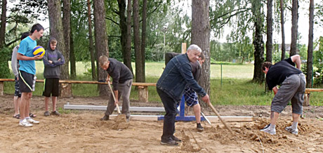 Šukioniečiai jau turi tinklinio aikštelę Šukioniečiai jau turi tinklinio aikštelę