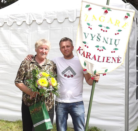 Gražiadarbė dovanojo vėliavą festivaliui Gražiadarbė dovanojo vėliavą festivaliui