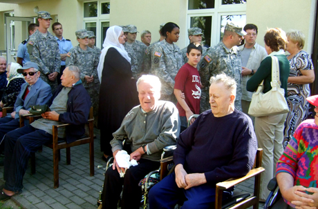 Amerikiečiai sušelpė Šeduvos senolius Amerikiečiai sušelpė Šeduvos senolius
