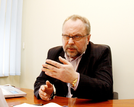 Savivaldybės direktorius mosikuoja ubago lazda Savivaldybės direktorius mosikuoja ubago lazda