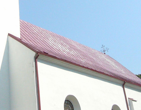 Bažnyčia „puošiasi“ dažų lopais ir pelėsiu Bažnyčia „puošiasi“ dažų lopais ir pelėsiu