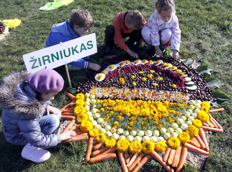 Lygiadieniui vaikai sukūrė mozaikas Lygiadieniui vaikai sukūrė mozaikas