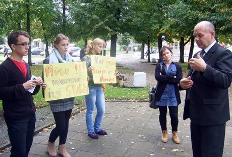 Mokiniai piketavo prieš egzaminų tvarką Mokiniai piketavo prieš egzaminų tvarką