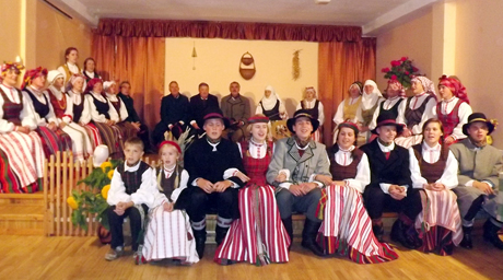 Ansamblis populiarina tautinę dainą Ansamblis populiarina tautinę dainą