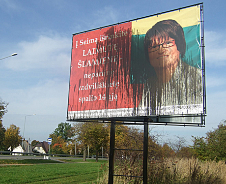 Kandidatės rinkiminius plakatus suliejo dažais Kandidatės rinkiminius plakatus suliejo dažais
