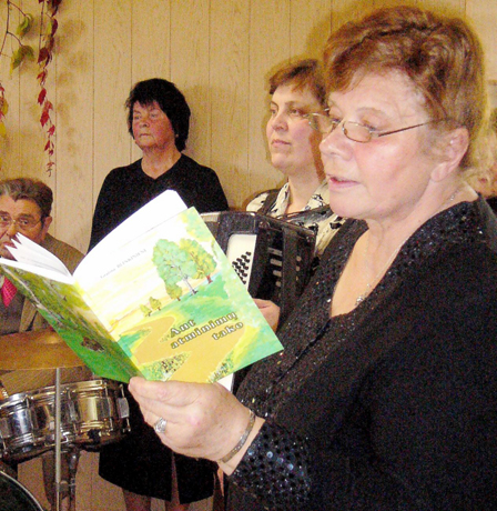 Rudiškiuose pristatyta kraštietės poezijos knygelė Rudiškiuose pristatyta kraštietės poezijos knygelė