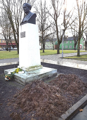 Pagarbą šviesuoliui išreiškė mėšlu