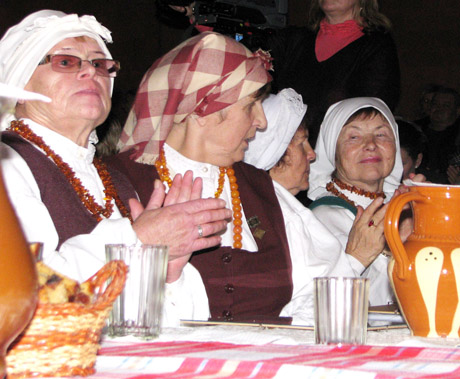 Folkloro kolektyvas vakaroti sukvietė svečių Folkloro kolektyvas vakaroti sukvietė svečių