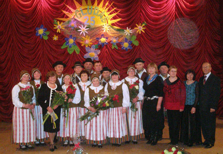 Jubiliejų minėjo ir šokių kolektyvas, ir jo vadovė Jubiliejų minėjo ir šokių kolektyvas, ir jo vadovė