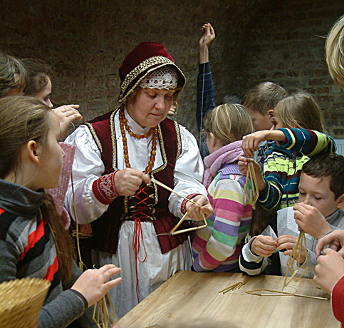 Tautodailininkė mokė pasidaryti eglutės papuošimų iš šiaudelių Tautodailininkė mokė pasidaryti eglutės papuošimų iš šiaudelių